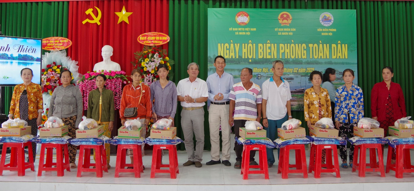 Tặng quà cho người dân