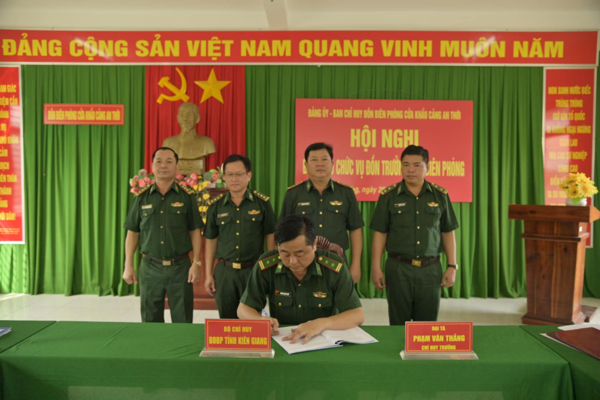 Đại tá Phạm Văn Thắng, (thứ 2 từ phải qua) phó Bí thư Đảng ủy, Chỉ huy trưởng Bộ đội Biên phòng tỉnh Kiên Giang chứng kiến đồng chí đồn trưởng và đồng chí nguyên đồn trưởng ký biên bản bàn giao