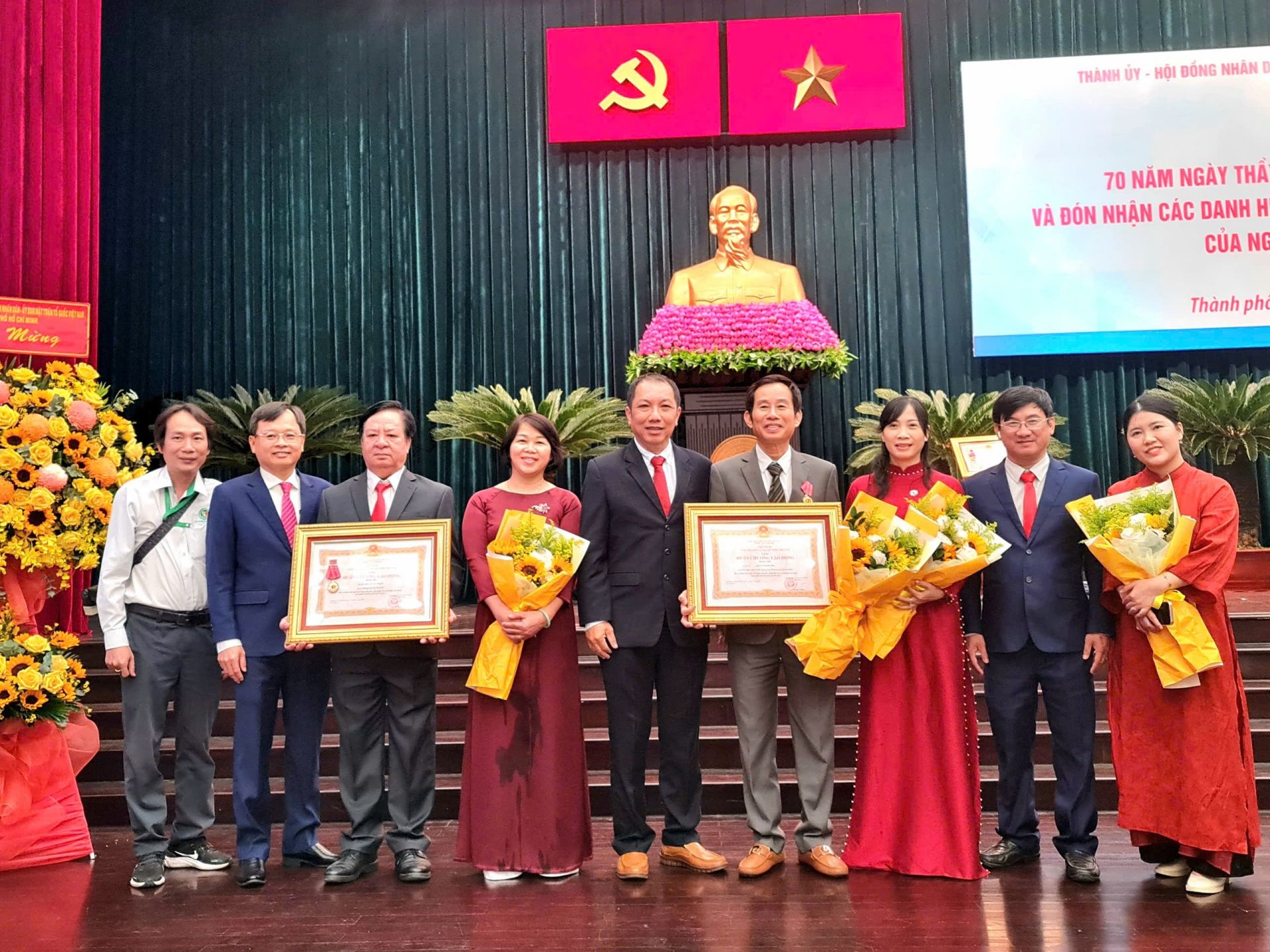 Bệnh viện Lê Văn Thịnh được trao tặng Huân chương Lao động hạng ba; BS.CKII Trần Văn Khanh, Giám đốc Bệnh viện Lê Văn Thịnh nhận Huân chương Lao động hạng hai…