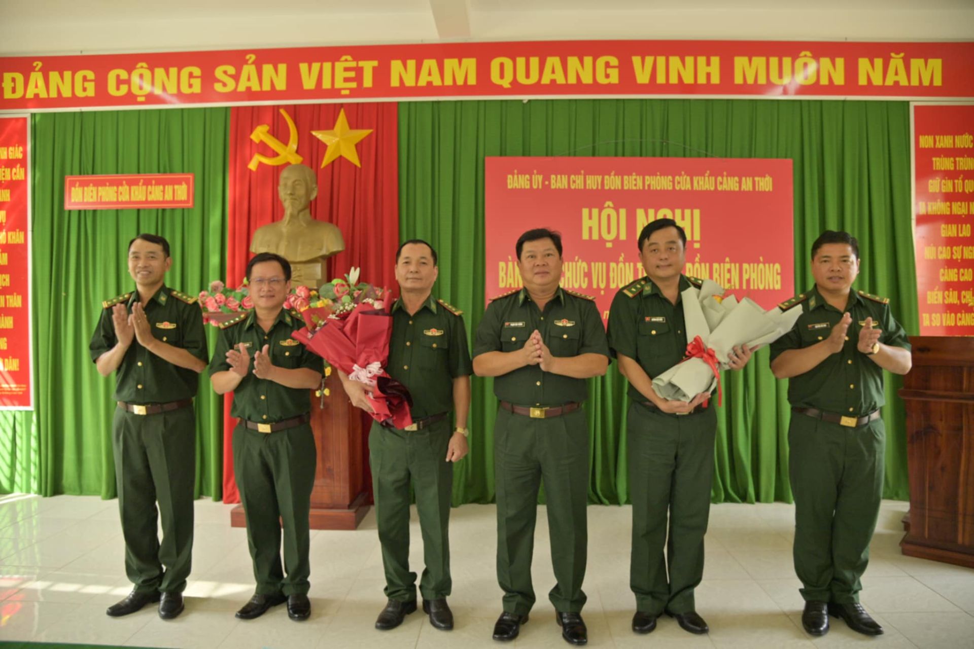 . Đại tá Phạm Văn Thắng, (thứ 3 từ phải qua) phó Bí thư Đảng ủy, Chỉ huy trưởng Bộ đội Biên phòng tỉnh Kiên Giang tặng hoa chúc mừng thượng tá Nguyễn Thanh Phong (Nguyên đồn trưởng) và trung tá Huỳnh Việt Kiều (Đồn trưởng)