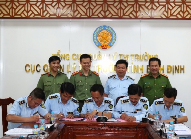 Đại diện c&aacute;c Tổ tự quản k&yacute; cam kết đảm bảo thực hiện nhiệm vụ giữ g&igrave;n an ninh trật tự v&agrave; bảo vệ m&ocirc;i trường. Ảnh: H.Viết