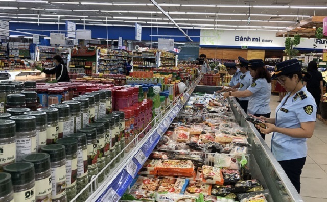 Đội QLTT số 5 (Tổ tự quản số 1) kiểm tra hoạt động kinh doanh tại Si&ecirc;u thị Co.opmart Quy Nhơn. Ảnh: Viết Hiền