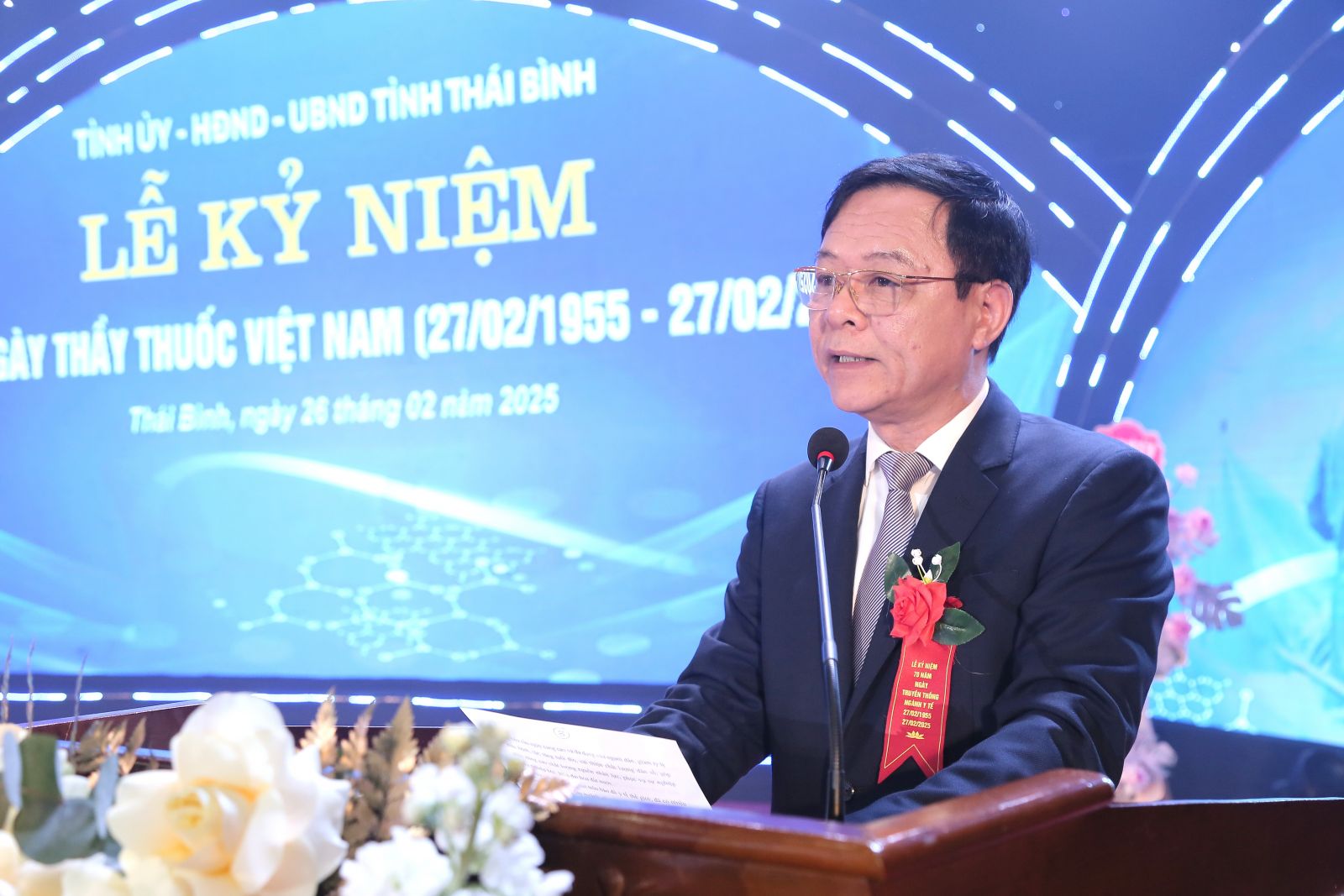 Đồng chí Phạm Quang Hoà, Tỉnh ủy viên, Giám đốc Sở Y tế trình bày diễn văn kỷ niệm 70 năm ngày Thầy thuốc Việt Nam.