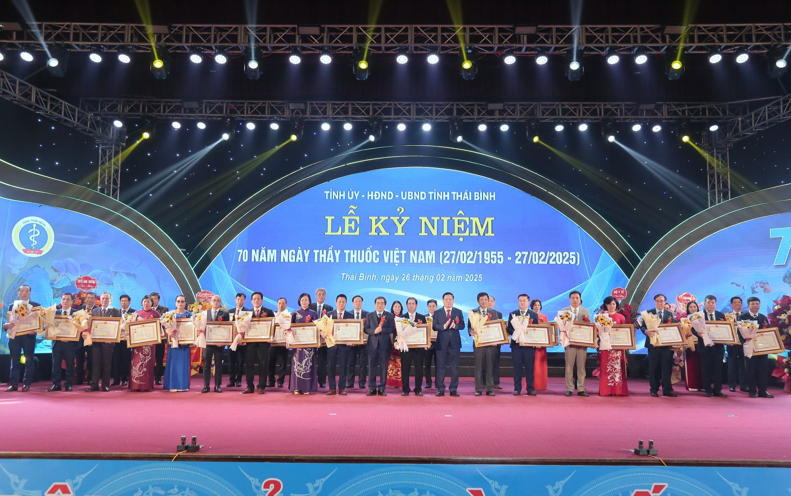 Thừa ủy quyền của Chủ tịch nước, đồng chí Nguyễn Khắc Thận, Bí thư Tỉnh ủy và đồng chí Nguyễn Tiến Thành, Phó Bí thư thường trực Tỉnh ủy, Chủ tịch HĐND tỉnh đã trao Quyết định phong tặng và tặng hoa chúc mừng 35 Thầy thuốc ưu tú.