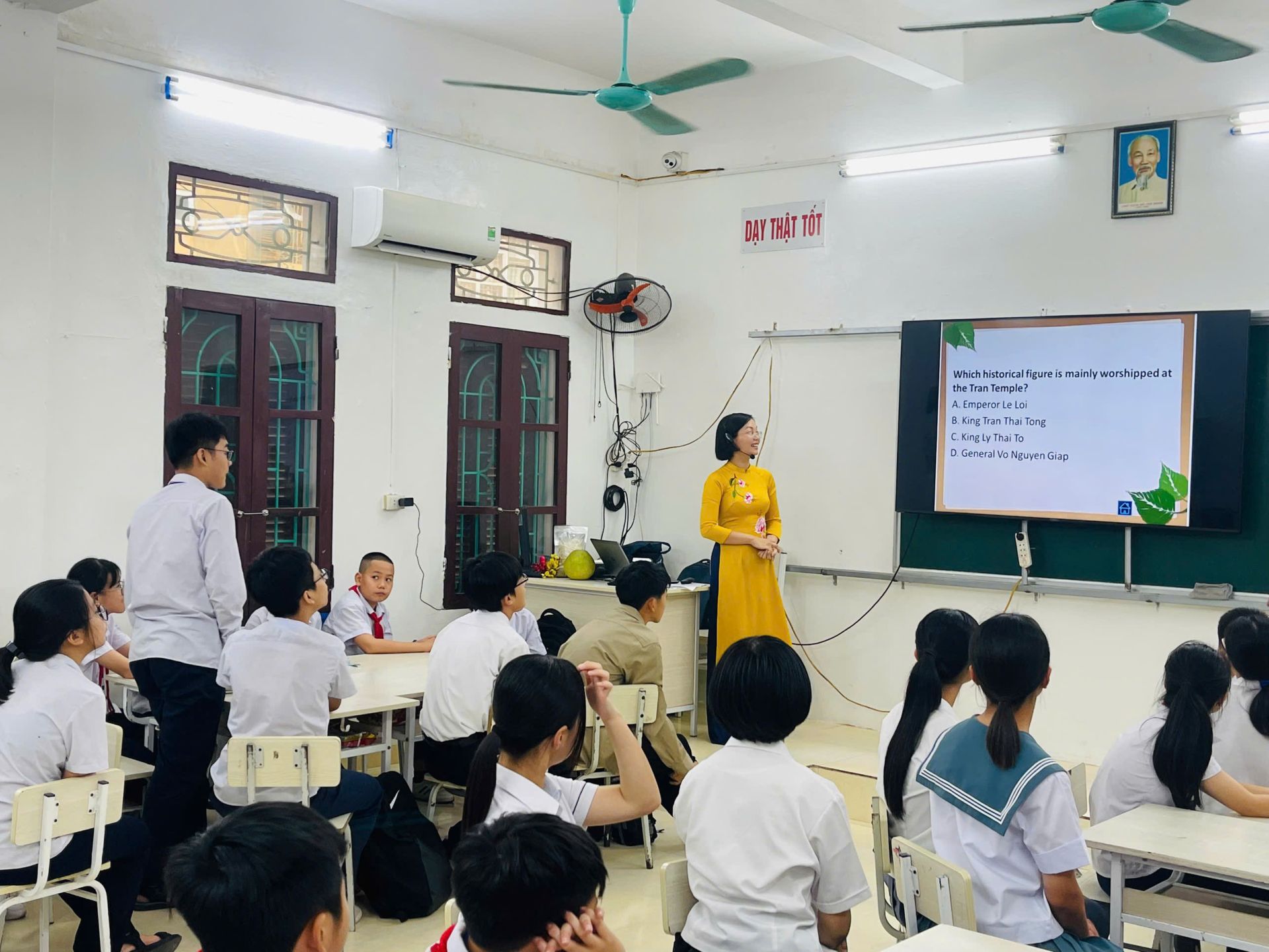 Một tiết học của cô và trò Trường THCS Trần Bích San. Một tiết học của cô và trò Trường THCS Trần Bích San.