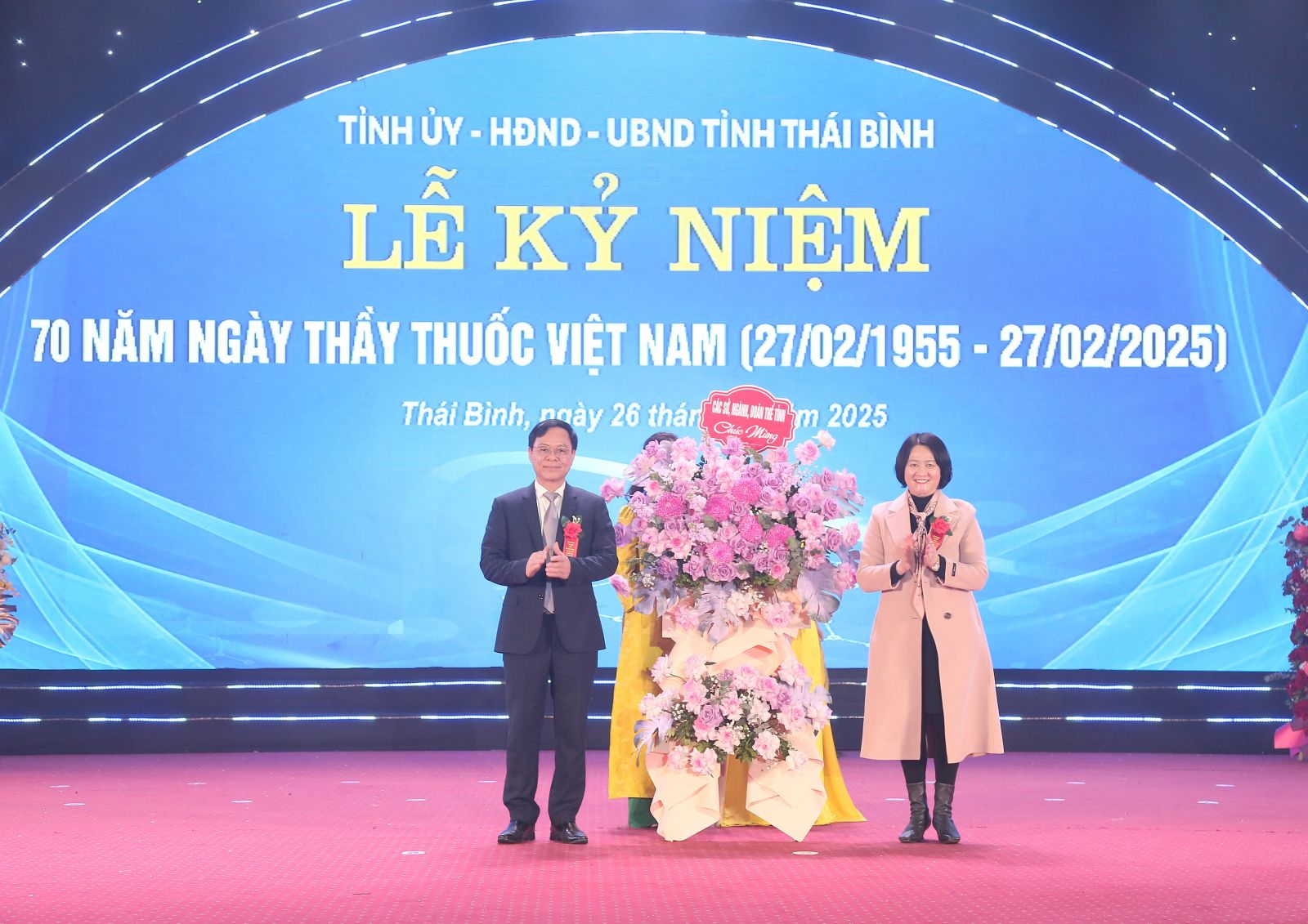 Thay mặt các sở, ban, ngành của tỉnh, đồng chí Thái Thị Thu Hường, Tỉnh ủy viên, Giám đốc Sở Kế hoạch và Đầu tư tặng hoa chúc mừng Sở Y tế.