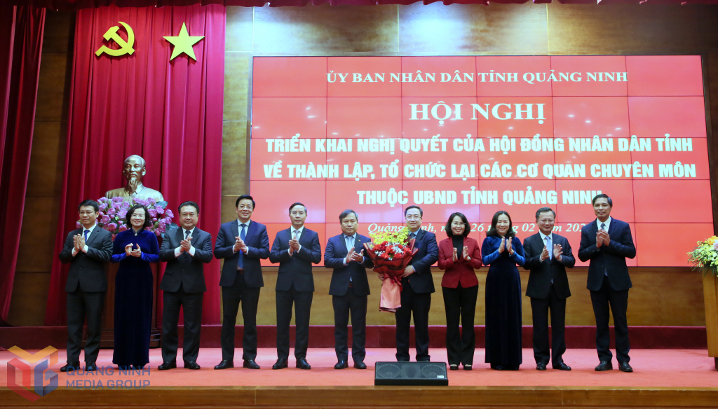 Ban Thường vụ Tỉnh ủy tặng quà chúc mừng ông Đặng Xuân Phương, Phó Bí thư Đảng ủy Quốc hội.