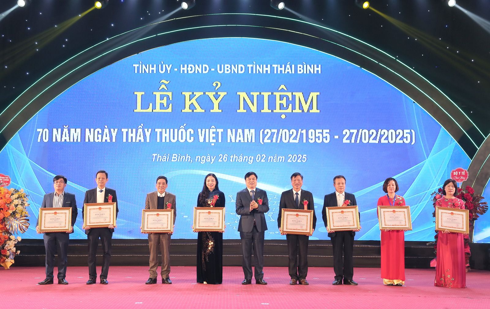 Đồng chí Phạm Văn Nghiêm, Tỉnh ủy viên, Phó Chủ tịch UBND tỉnh trao bằng khen của UBND tỉnh cho các tập thể, cá nhân.