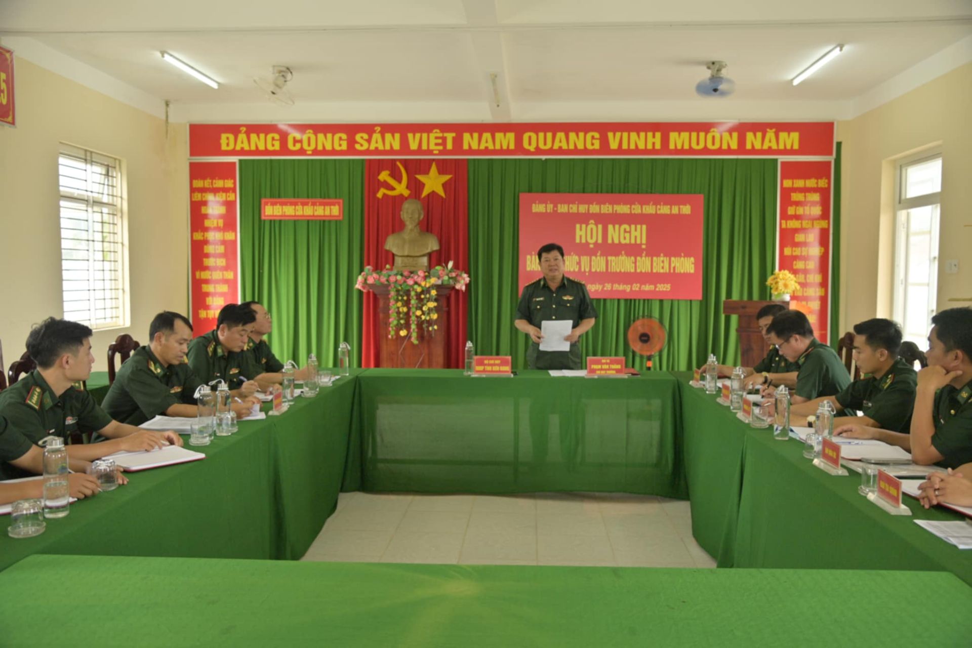 Đại tá Phạm Văn Thắng, phó Bí thư Đảng ủy, Chỉ huy trưởng Bộ đội Biên phòng tỉnh Kiên Giang phát biểu giao nhiệm vụ cho toàn đơn vị