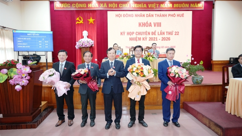 Ông Nguyễn Chí Tài (thứ 2 bên phải)