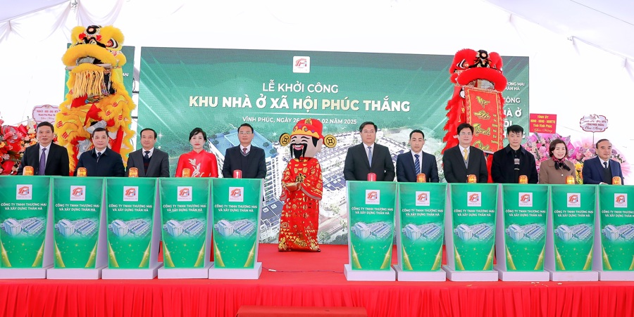 Bí thư Tỉnh ủy Vĩnh Phúc Đặng Xuân Phong; Chủ tịch UBND tỉnh Vĩnh Phúc Trần Duy Đông cùng lãnh đạo Công ty TNHH thương mại và xây dựng Thân Hà thực hiện nghi thức khởi công xây dựng Dự án Khu nhà ở xã hội tại phường Phúc Thắng. Ảnh Cổng TTĐT tỉnh Vĩnh Phúc.