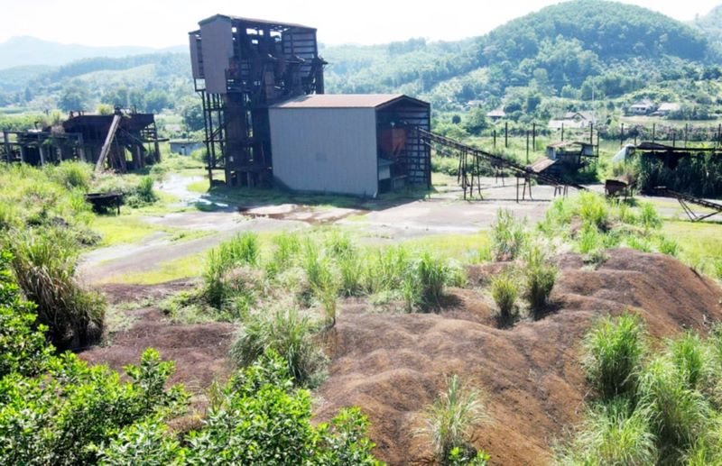 Nhà máy tuyển quặng sắt Vũ Quang trở nên hoang tàn, máy móc, thiết bị hư hỏng nặng sau khi ngừng sản xuất kinh doanh. Nhà máy tuyển quặng sắt Vũ Quang trở nên hoang tàn, máy móc, thiết bị hư hỏng nặng sau khi ngừng sản xuất kinh doanh.