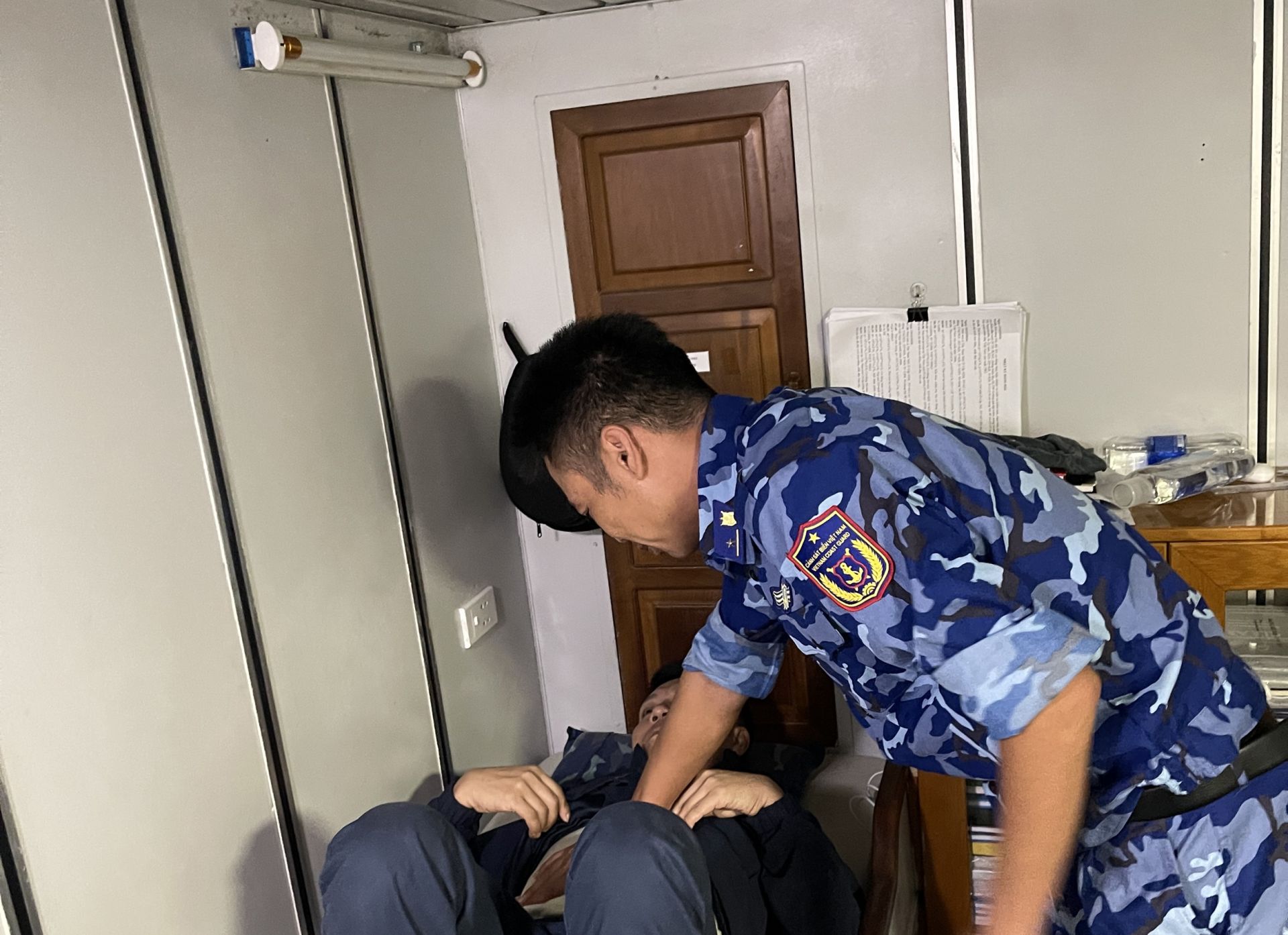 Quân y tàu Cảnh sát biển 2011 thăm khám kiểm tra, sơ cứu cho thuyền viên