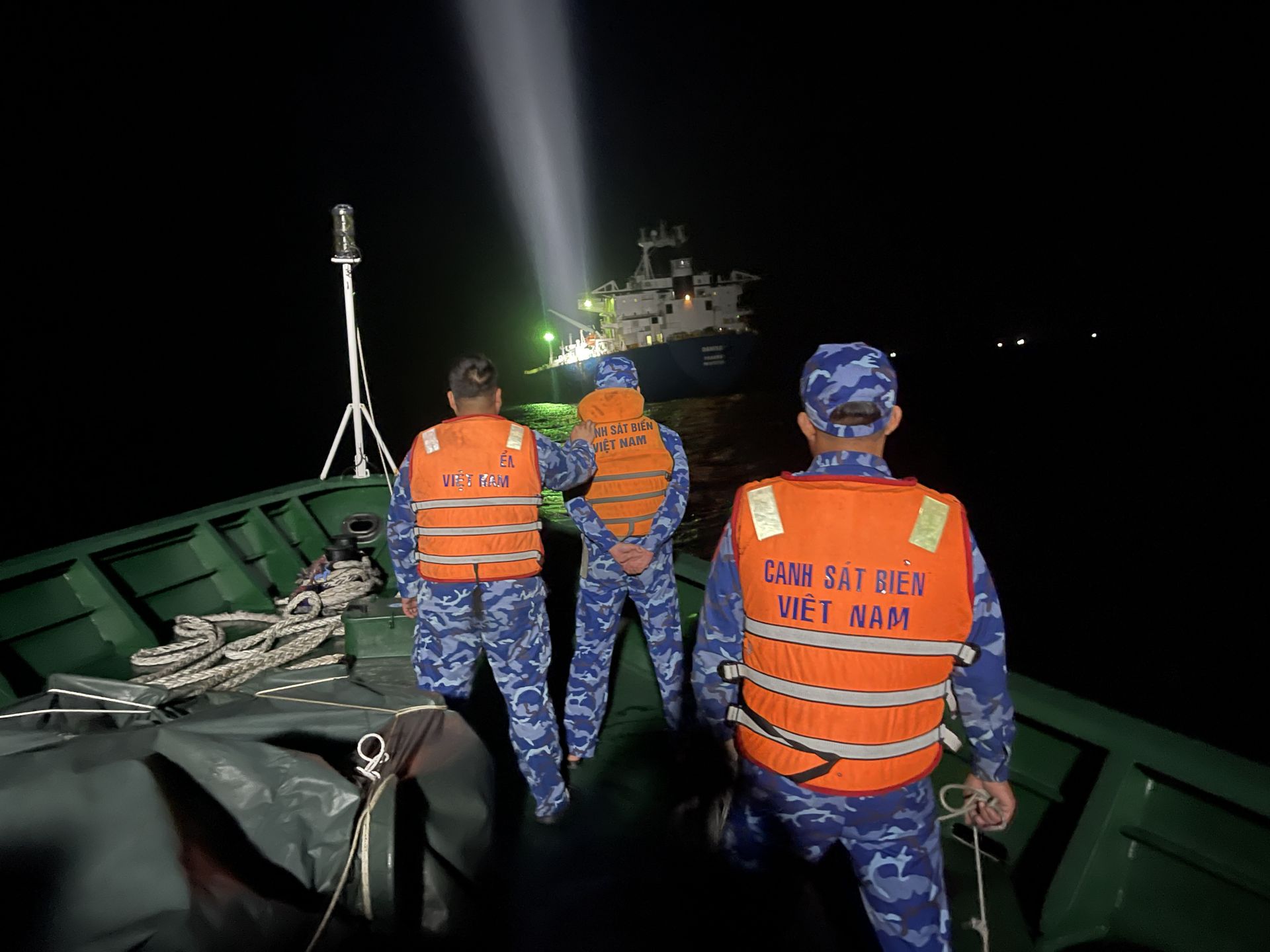 Tàu Cảnh sát biển 2011 tiếp cận tàu Danisa