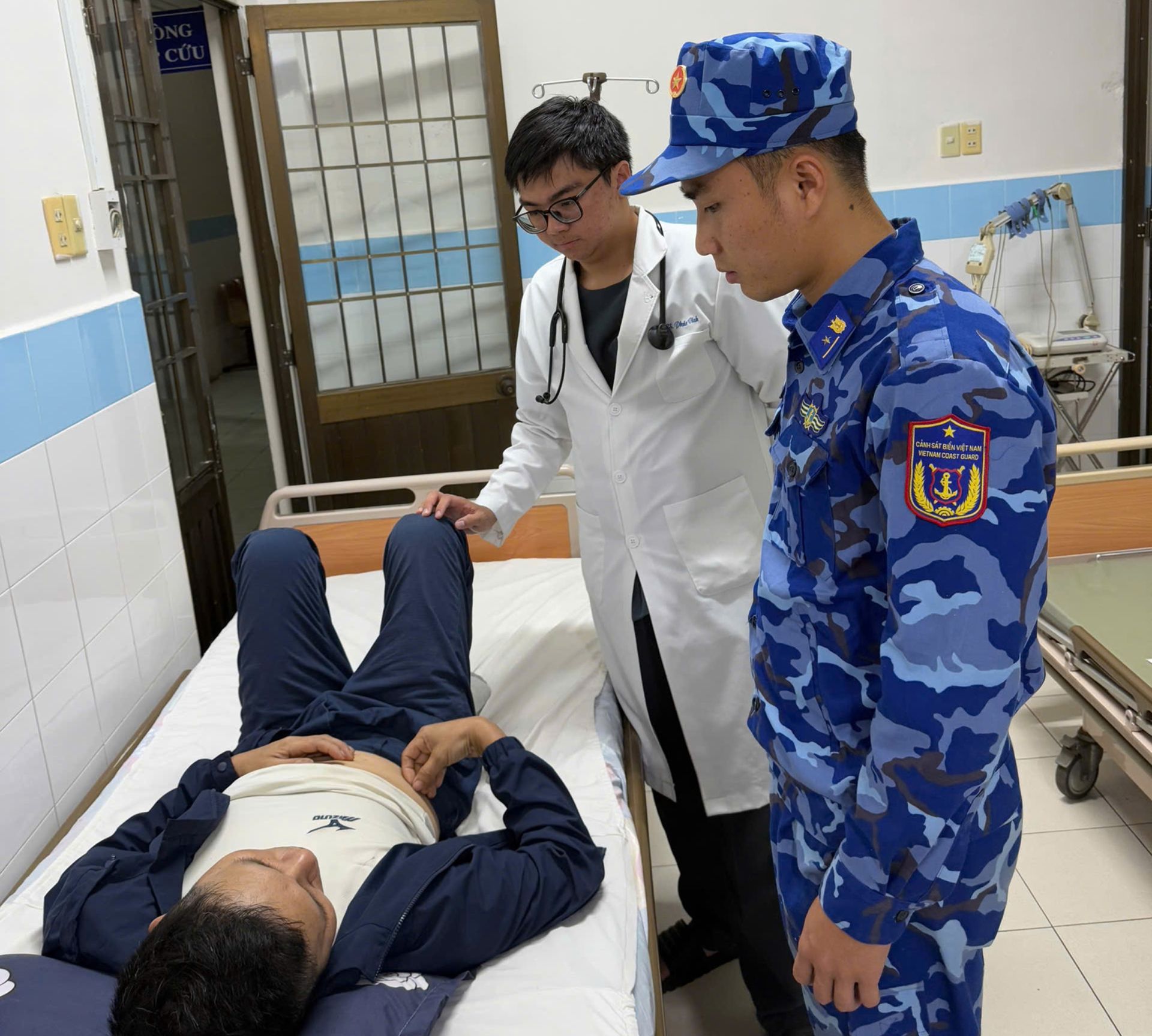 Thuyên viên Đào Văn Quang được đưa về Trung tâm y tế quân dân y huyện Côn Đảo cấp cứu