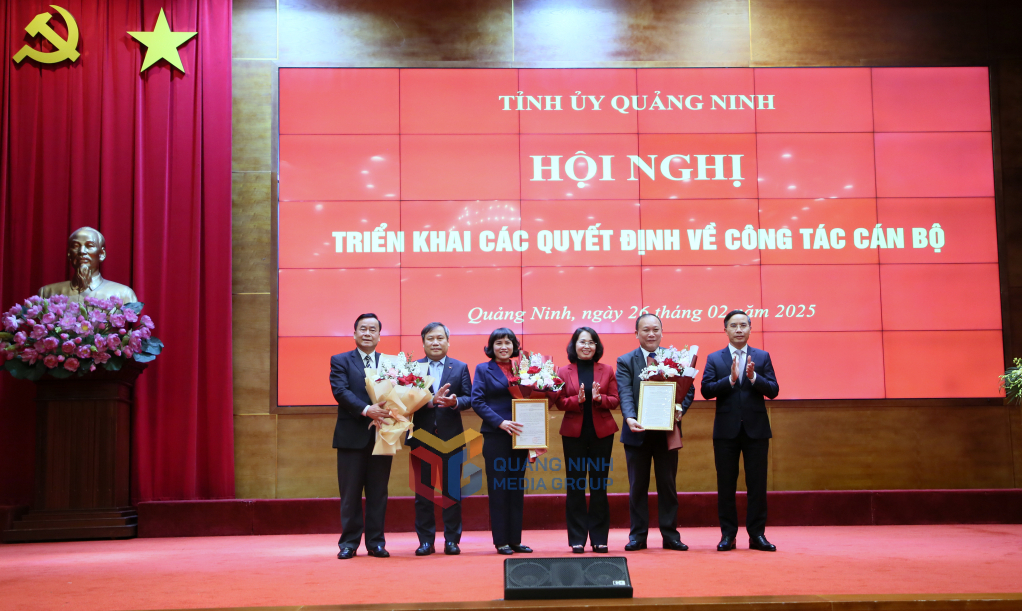 Thường trực Tỉnh ủy trao quyết định nghỉ hưu trước tuổi cho các đồng chí: Nguyễn Thị Vinh, Nguyễn Hoài Sơn, Vũ Công Lực.