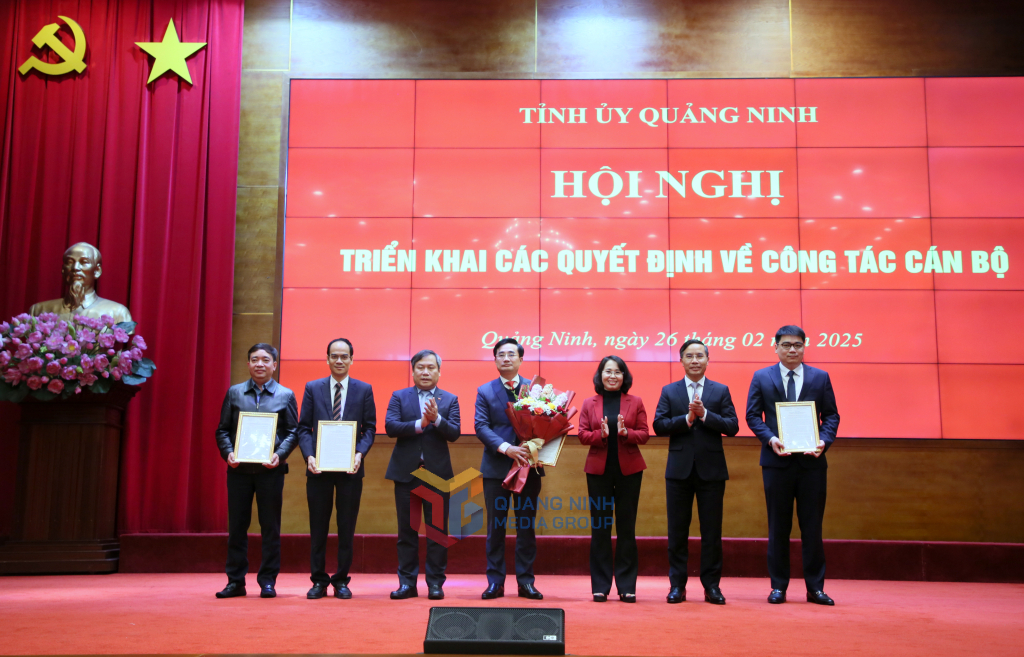 Thường trực Tỉnh ủy trao quyết định thành lập Sở Khoa học và Công nghệ và tặng hoa chúc mừng.