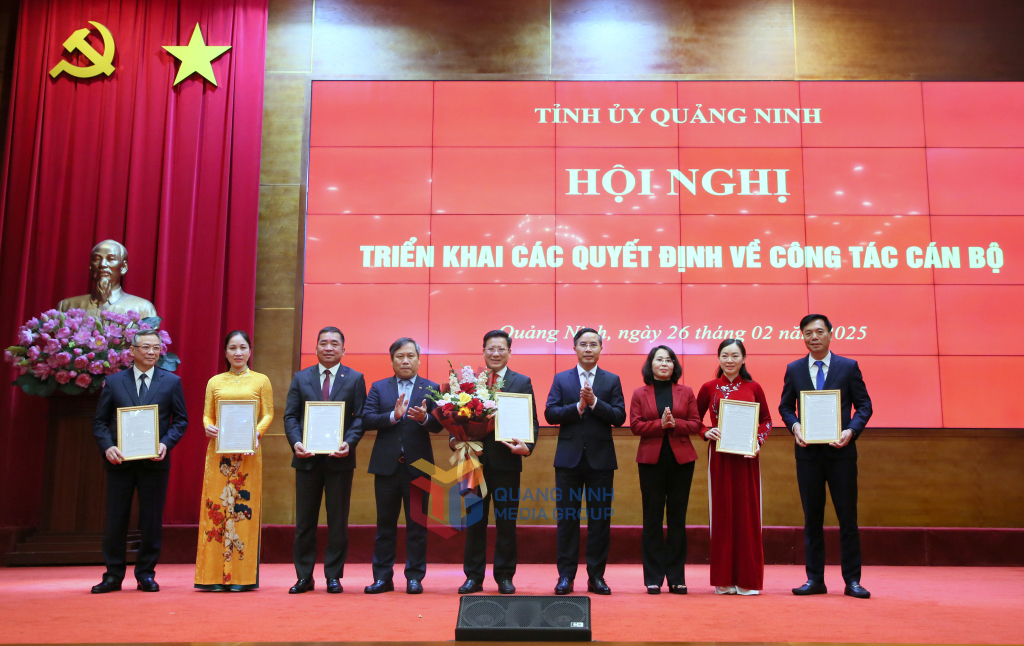 Thường trực Tỉnh ủy trao quyết định thành lập Sở Văn hóa, Thể thao và Du lịch và tặng hoa chúc mừng.