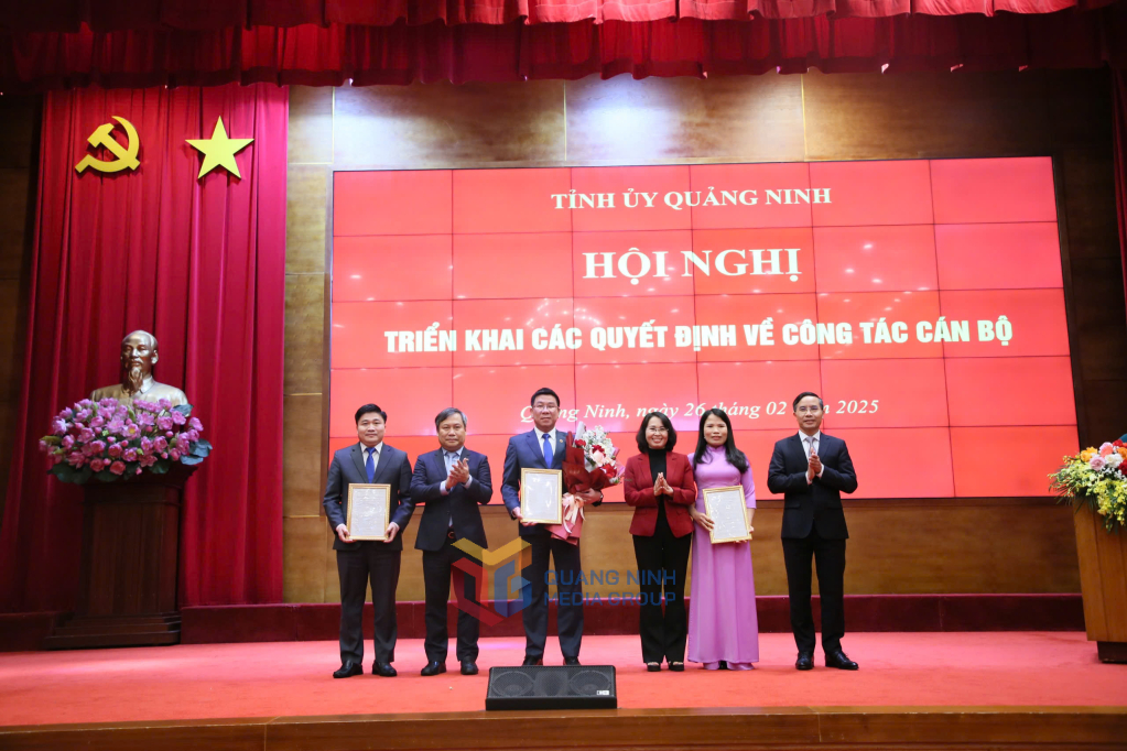 Thường trực Tỉnh ủy trao quyết định thành lập Sở Dân tộc và Tôn giáo và tặng hoa chúc mừng.