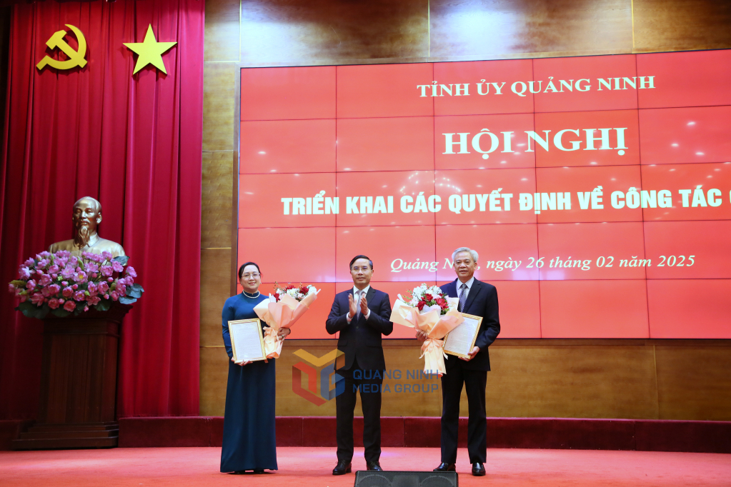 Ông Phạm Đức Ấn, Phó Bí thư Tỉnh ủy, Chủ tịch UBND tỉnh, trao quyết định cho bà Nguyễn Huyền Anh, Phó Trưởng Ban Quản lý Khu Kinh tế; ông Lê Minh Sơn, Phó Giám đốc Sở Y tế.