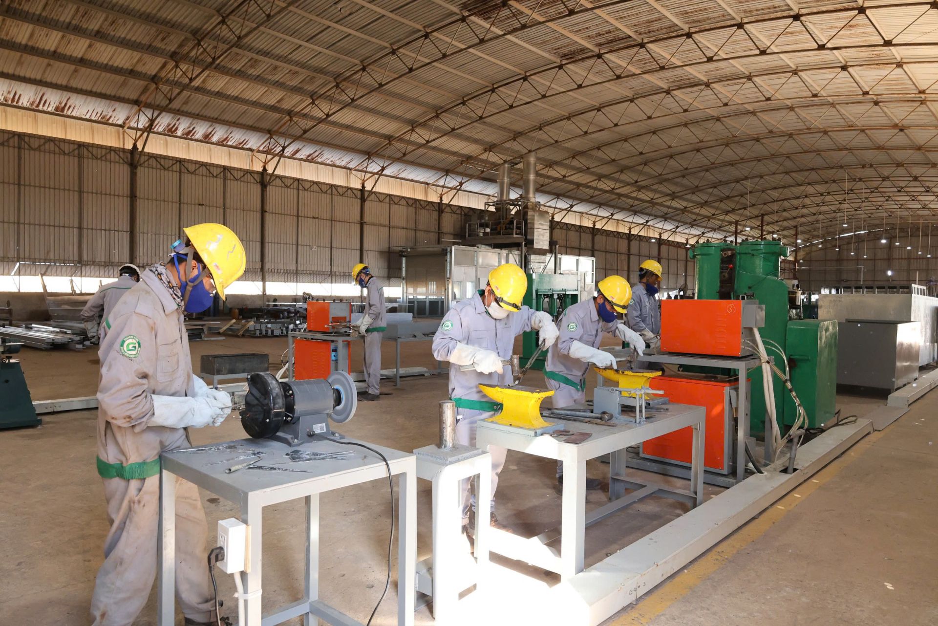 Khóa huấn luyện giúp các công nhân trang bị những kiến thức và kỹ năng cần thiết Khóa huấn luyện giúp các công nhân trang bị những kiến thức và kỹ năng cần thiết