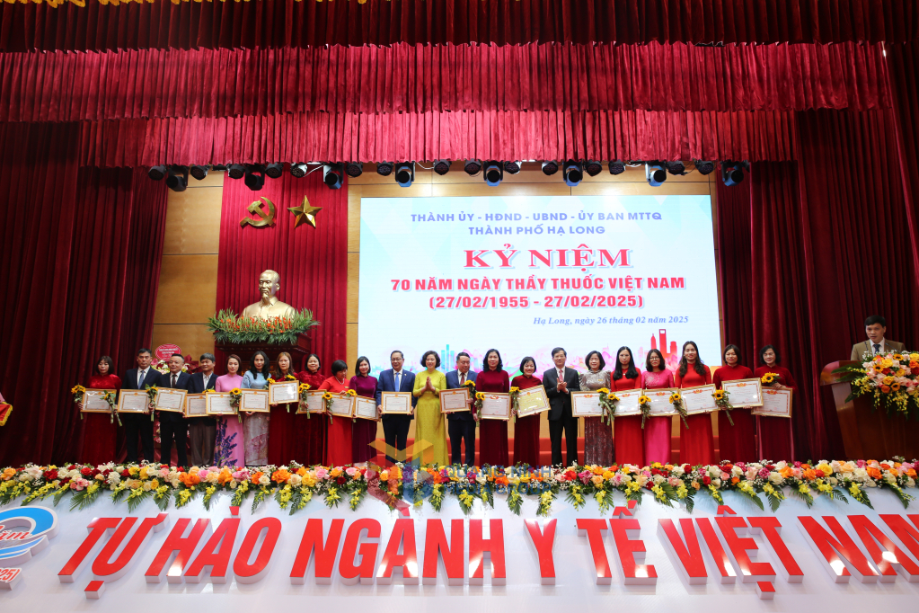 TP Hạ Long khen thưởng các tập thể có thành tích xuất sắc trong sự nghiệp chăm sóc, bảo vệ sức khỏe nhân dân. TP Hạ Long khen thưởng các tập thể có thành tích xuất sắc trong sự nghiệp chăm sóc, bảo vệ sức khỏe nhân dân.