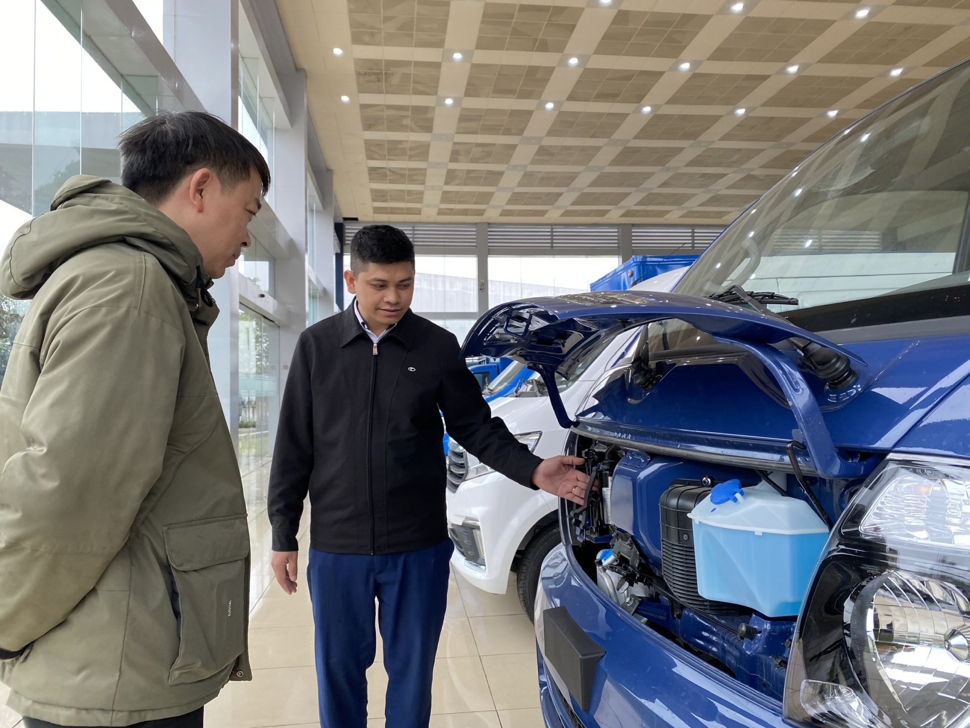 Anh Phạm Văn Phúc đang tư vấn xe tải nhẹ cho khách hàng