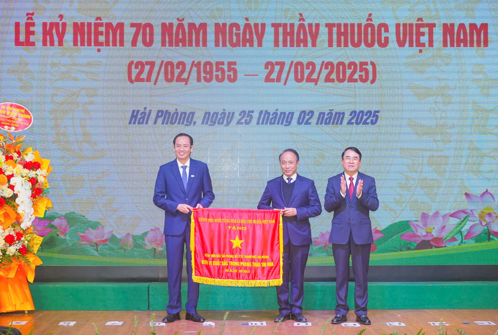 Tập thể Bệnh viện Mắt được nhận Cờ thi đua của Chính phủ.