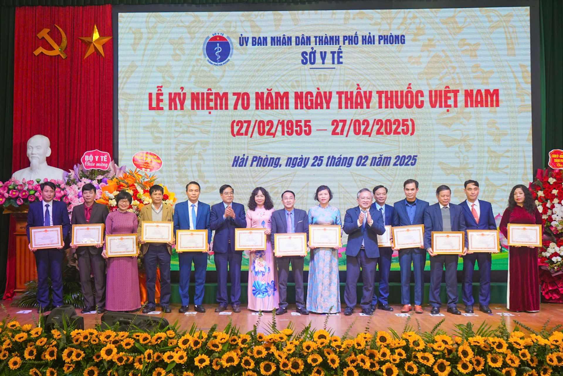 Các tập thể, cá nhân có thành tích xuất sắc được biểu dương, khen thưởng.