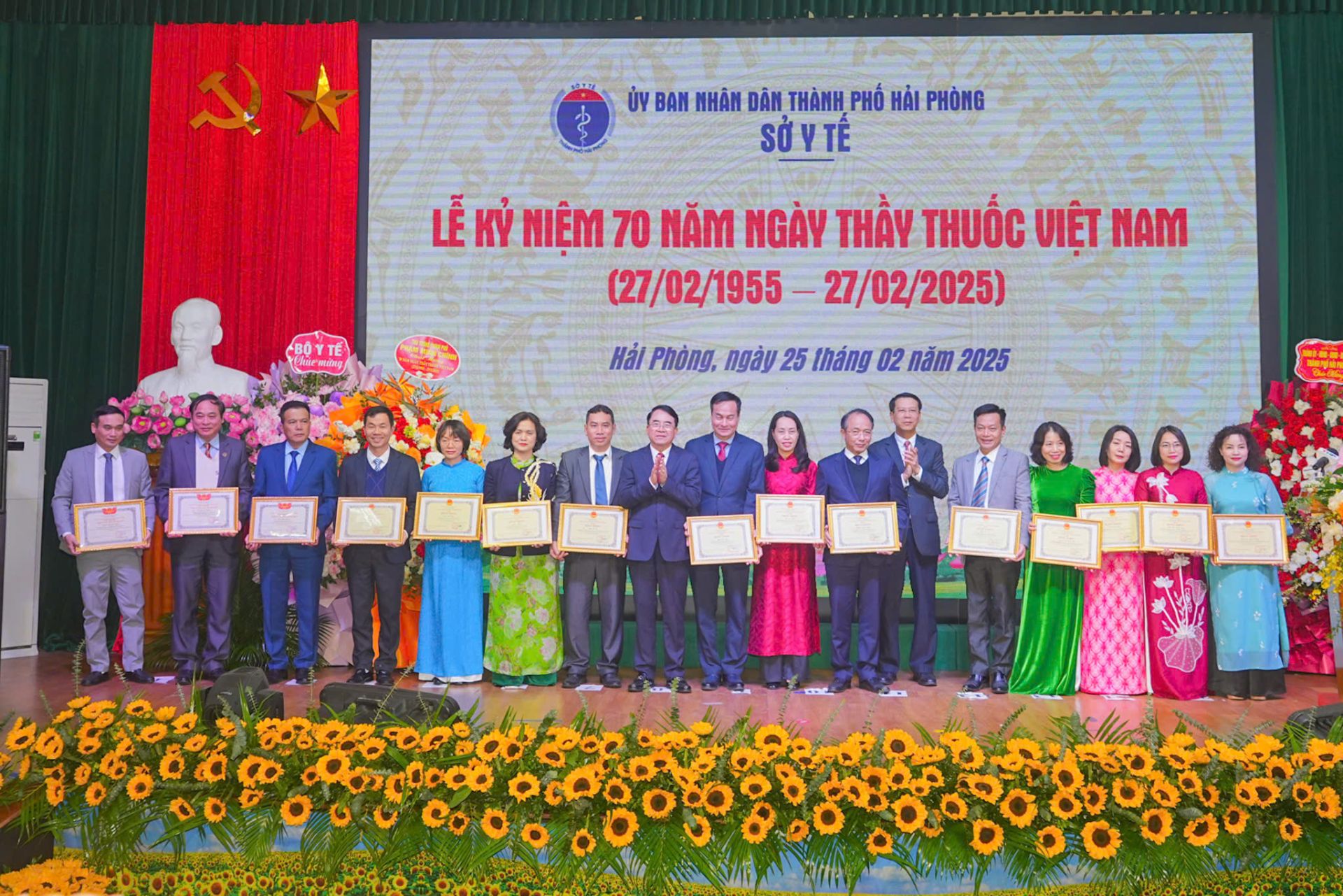 Các tập thể, cá nhân có thành tích xuất sắc được biểu dương, khen thưởng.