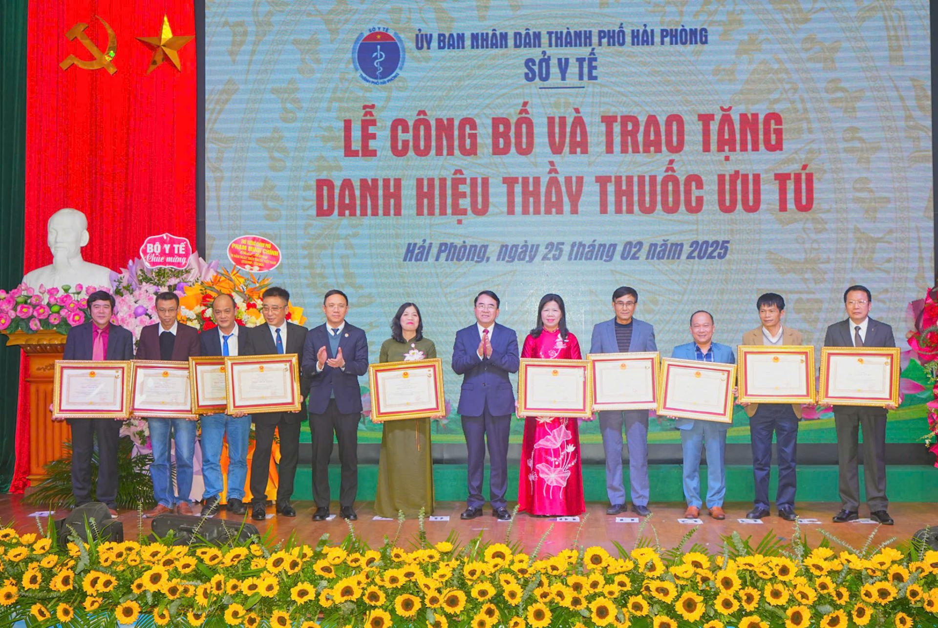 10 cá nhân được phong tặng danh hiệu “Thầy thuốc ưu tú”.