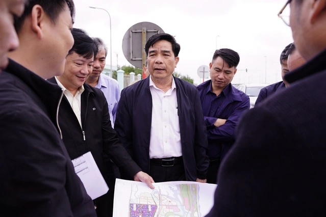 Ông Lê Văn Dũng, Chủ tịch UBND tỉnh Quảng Nam, kiểm tra thực địa các dự án của Tập đoàn THACO tại huyện Núi Thành