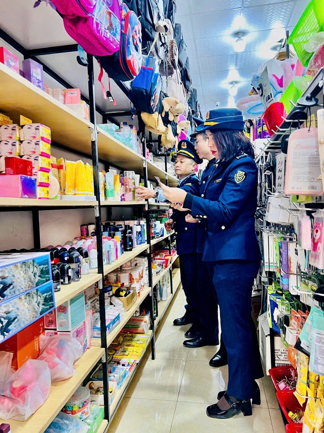 Lực lượng QLTT kiểm tra cơ sở kinh doanh