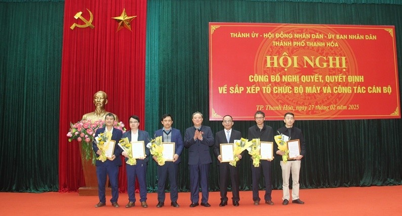 Lê Anh Xuân, Bí thư Thành ủy, Chủ tịch HĐND TP Thanh Hóa trao quyết định và tặng hoa chúc mừng trưởng, phó Phòng Kinh tế, Hạ tầng và Đô thị UBND thành phố.