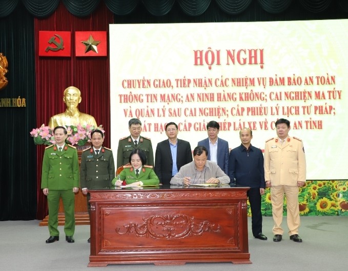 Phó Chủ tịch UBND tỉnh Mai Xuân Liêm và Giám đốc Công an tỉnh Trần Phú Hà cùng các đại biểu chứng kiến lãnh đạo các đơn vị ký biên bản chuyển giao, tiếp nhận. Phó Chủ tịch UBND tỉnh Mai Xuân Liêm và Giám đốc Công an tỉnh Trần Phú Hà cùng các đại biểu chứng kiến lãnh đạo các đơn vị ký biên bản chuyển giao, tiếp nhận.