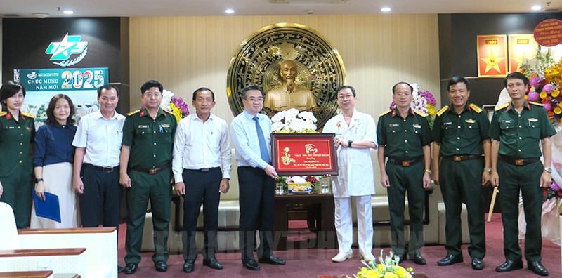 Lãnh đạo TP. Hồ Chí Minh thăm chúc mừng cá nhân, đơn vị nhân Ngày thầy thuốc Việt Nam