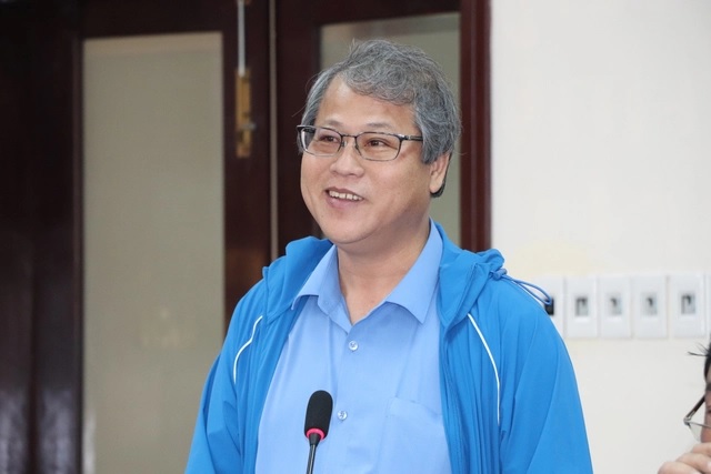 Ông Văn Anh Tuấn, Bí thư Huyện ủy Núi Thành phát biểu tại buổi họp