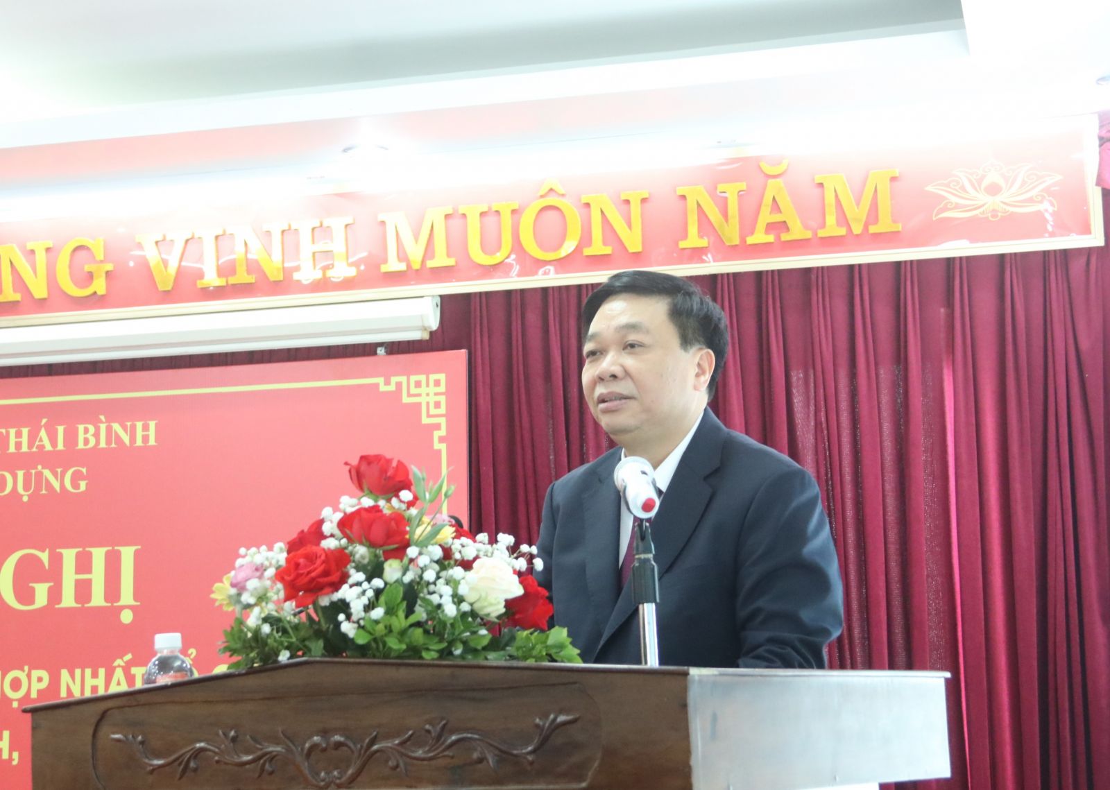 Đồng chí Nguyễn Quang Hưng, Uỷ viên Ban Thường vụ Tỉnh uỷ, Phó Bí thư thường trực Đảng ủy UBND tỉnh, Phó Chủ tịch thường trực UBND tỉnh phát biểu tại hội nghị.