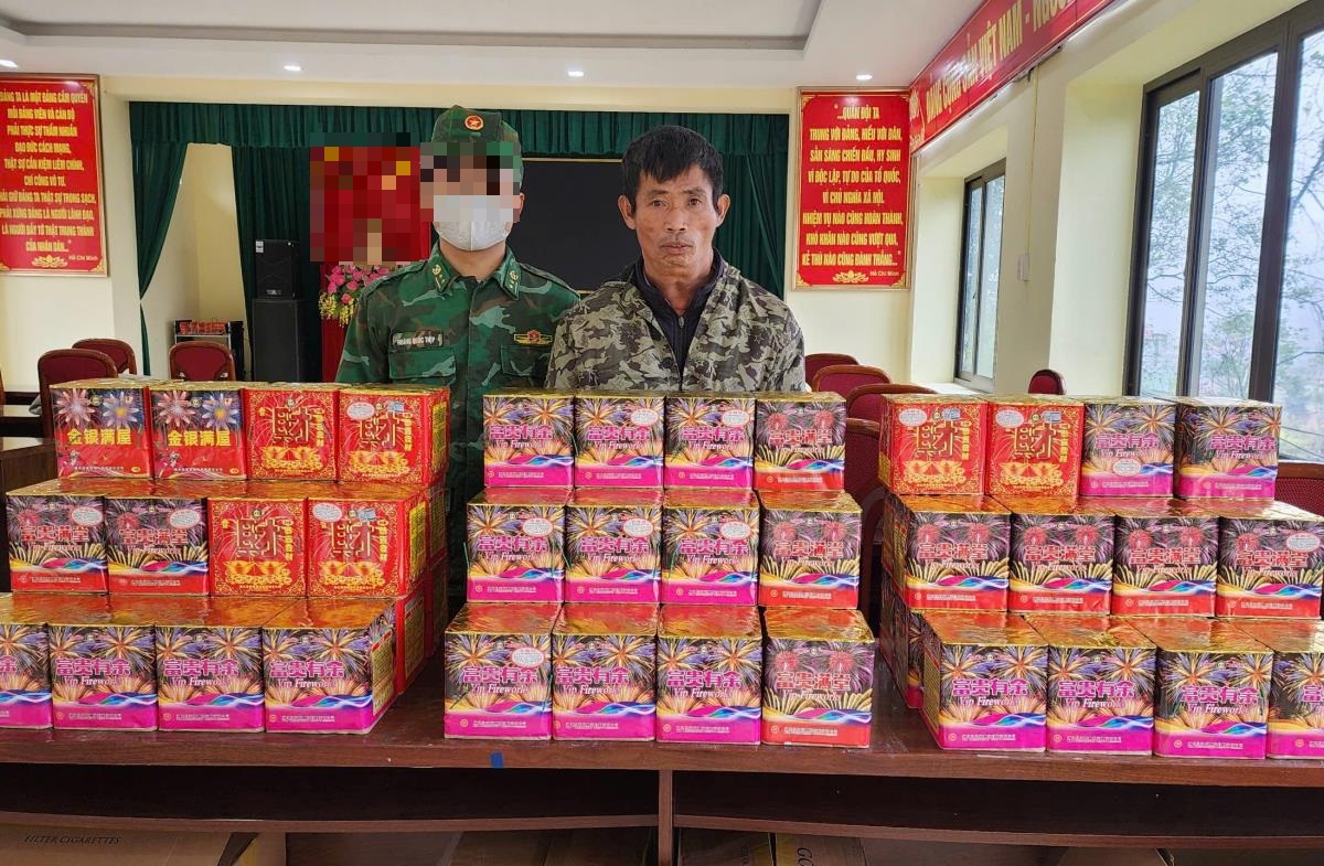 Đối tượng Tống Sỹ Ly cùng tang vật bị bắt giữ tại Đồn Biên phòng cửa khẩu quốc tế Trà Lĩnh. Ảnh: Nông Tuấn Đối tượng Tống Sỹ Ly cùng tang vật bị bắt giữ tại Đồn Biên phòng cửa khẩu quốc tế Trà Lĩnh. Ảnh: Nông Tuấn