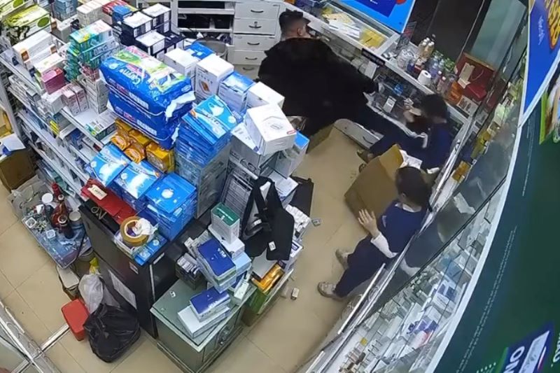 Người đàn ông tấn công, hành hung nữ dược sĩ.