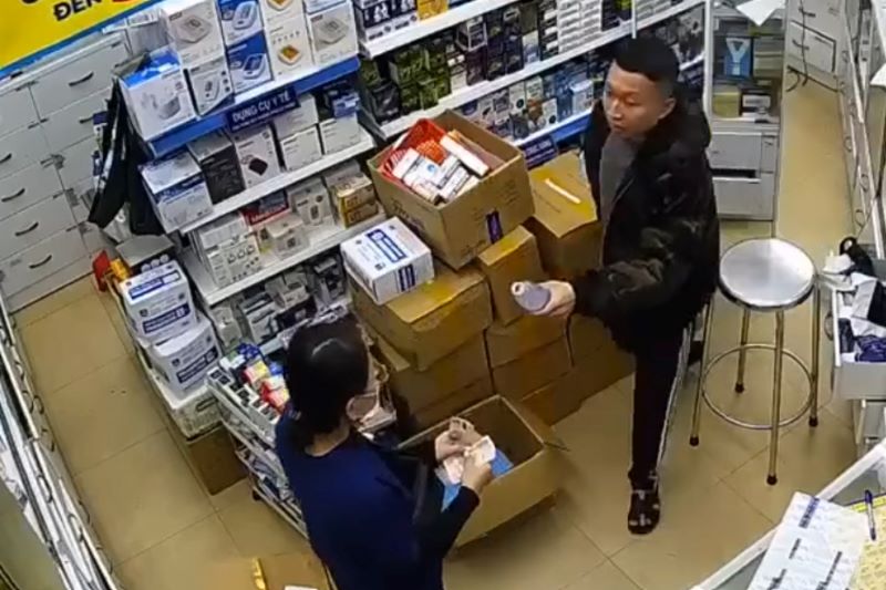 Người đàn ông cầm chai nước vào nhà thuốc ép dược sĩ uống nhưng bị từ chối.