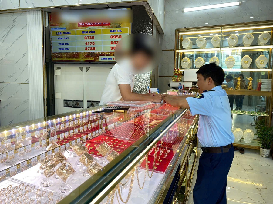 Vi phạm nhãn hàng hóa, 2 cơ sở kinh doanh trang sức mỹ nghệ bị xử phạt