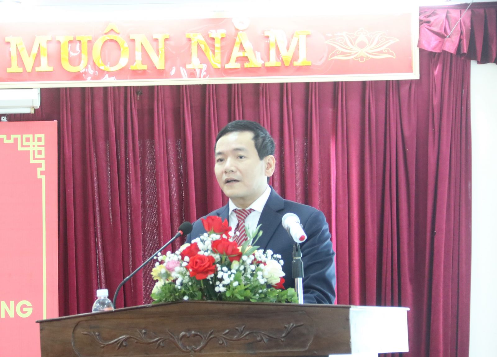 Đồng chí Trần Quang Triển, Tỉnh ủy viên, Giám đốc Sở Xây dựng phát biểu tại hội nghị.