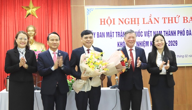 Ông Nguyễn Đình Vĩnh, Phó Bí thư Thường trực Thành ủy Đà Nẵng (thứ hai từ trái sang) trao hoa chúc mừng ông Nguyễn Đăng Hoàng