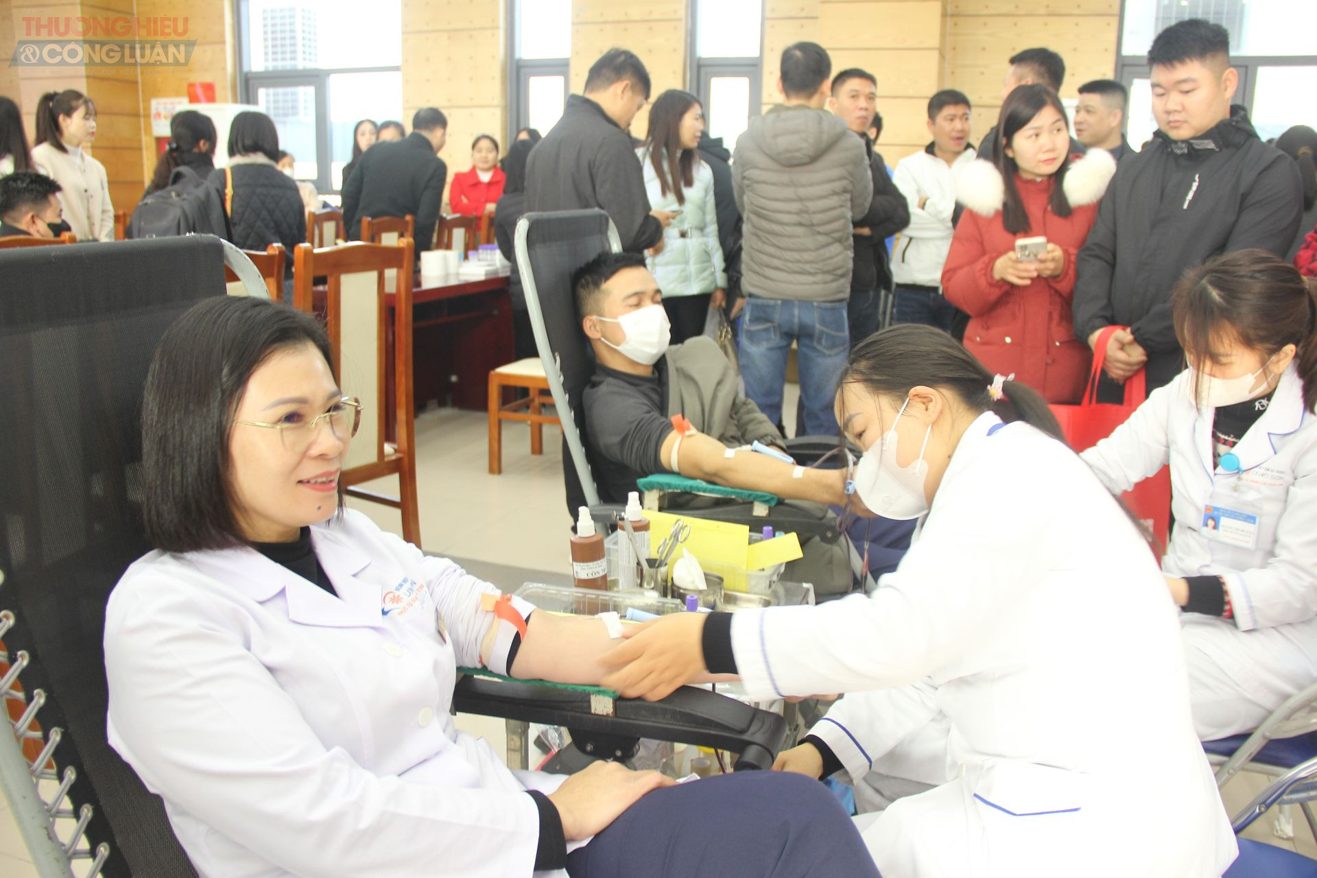 Cán bộ, nhân viên y tế Lạng Sơn tham gia hiến máu tình nguyện