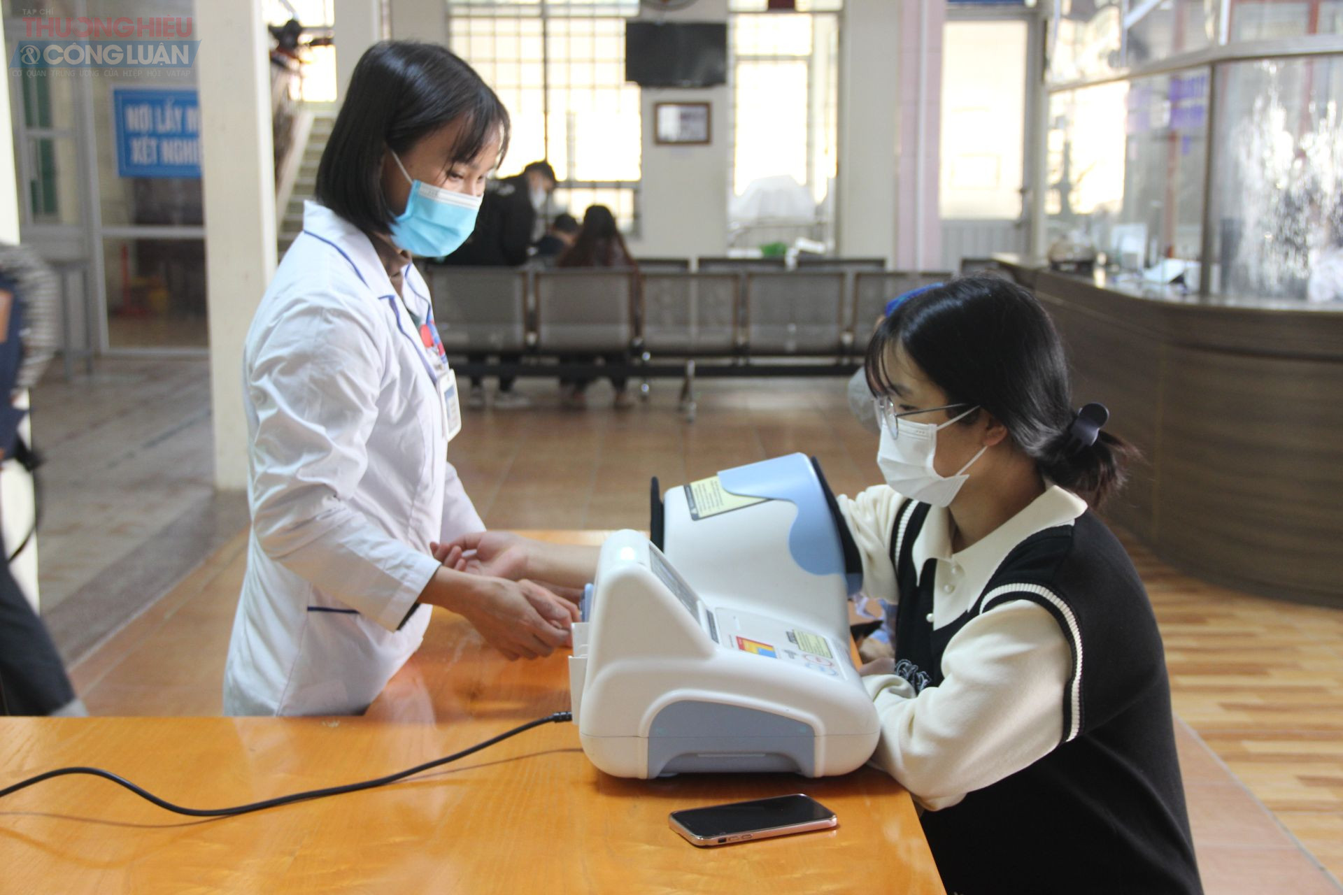 Cán bộ Khoa Khám bệnh, Trung tâm Y tế huyện Hữu Lũng, tỉnh Lạng Sơn khám sức khỏe cho người dân