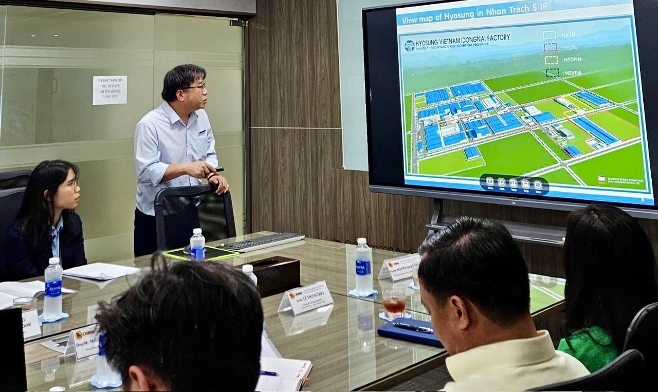 Đại diện phía đối tác trình bày giới thiệu về Hyosung Đại diện phía đối tác trình bày giới thiệu về Hyosung