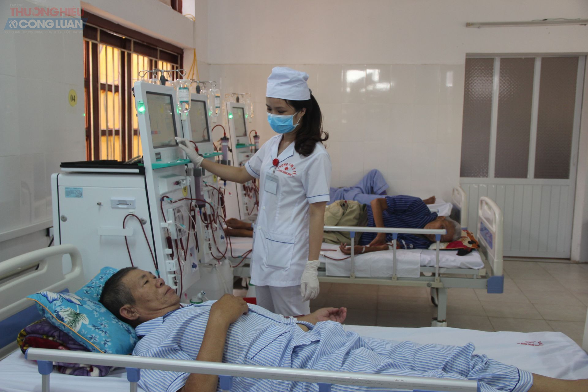 Cán bộ Trung tâm Y tế huyện Tràng Định, tỉnh Lạng Sơn chăm sóc bệnh nhân