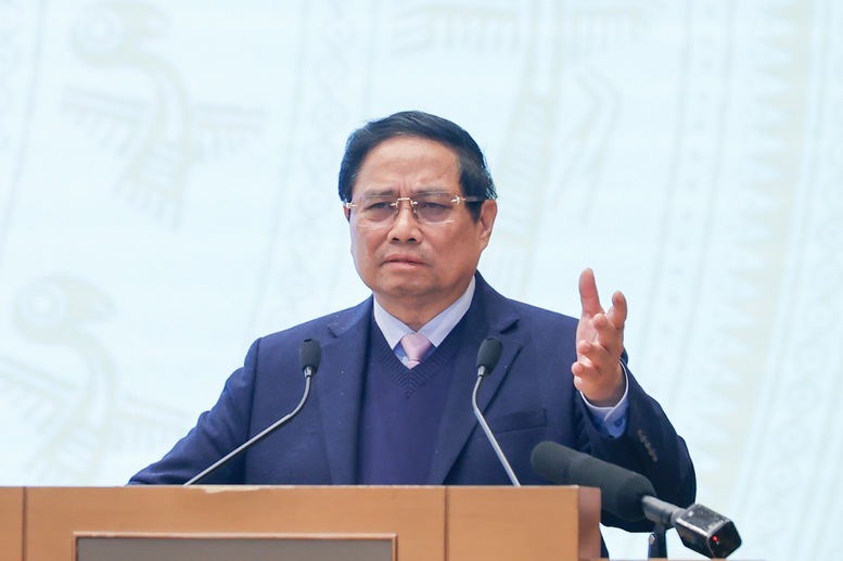 Thủ tướng cũng đề nghị các doanh nghiệp tích cực, chủ động nghiên cứu, chuyển giao công nghệ mới để tăng năng suất lao động, giảm thâm dụng tài nguyên, tăng hàm lượng trí tuệ trong sản phẩm, dịch vụ; quản trị phải thông minh; tham gia phát triển hạ tầng chiến lược thật tốt - Ảnh: VGP/Nhật Bắc