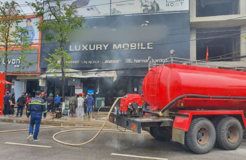 Sau nhiều nỗ lực ngọn lửa cơ bản được khống chế.